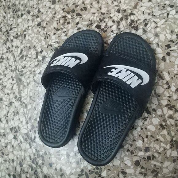 Used Nike sandals - Picture 3 of 4
